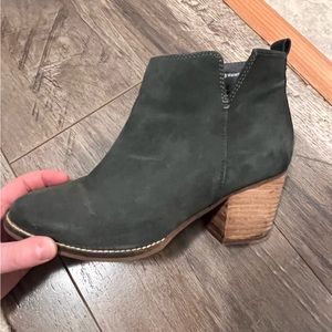 Blondo size 8 Bootie - olive green